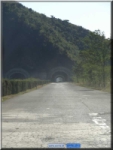lege tunnel op een lege snelweg